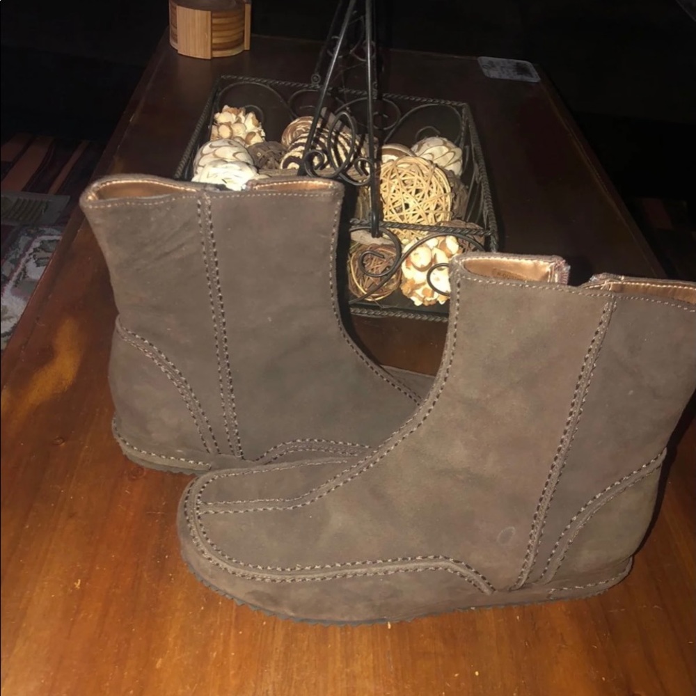 Nine West. Brown suede boots.